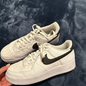 Nike Men's White and Black Air Sneakers